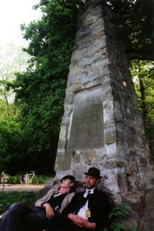 Obelisk im Schloßpark Dieskau
